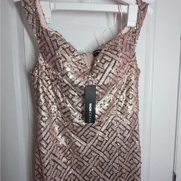 🩷Fashion Nova Shimmering Gold Sequin Prom Dress - Picture 4 of 7